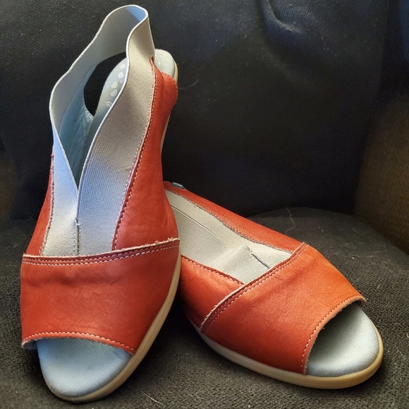 Red Cloud sling-back sandal size 39 almost new condition!! - Picture 1 of 6